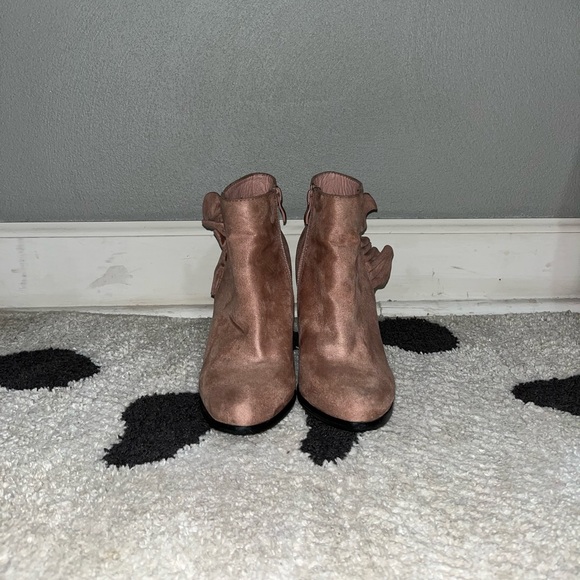 Bella Marie Pink Ruffled Pumps - Picture 2 of 7